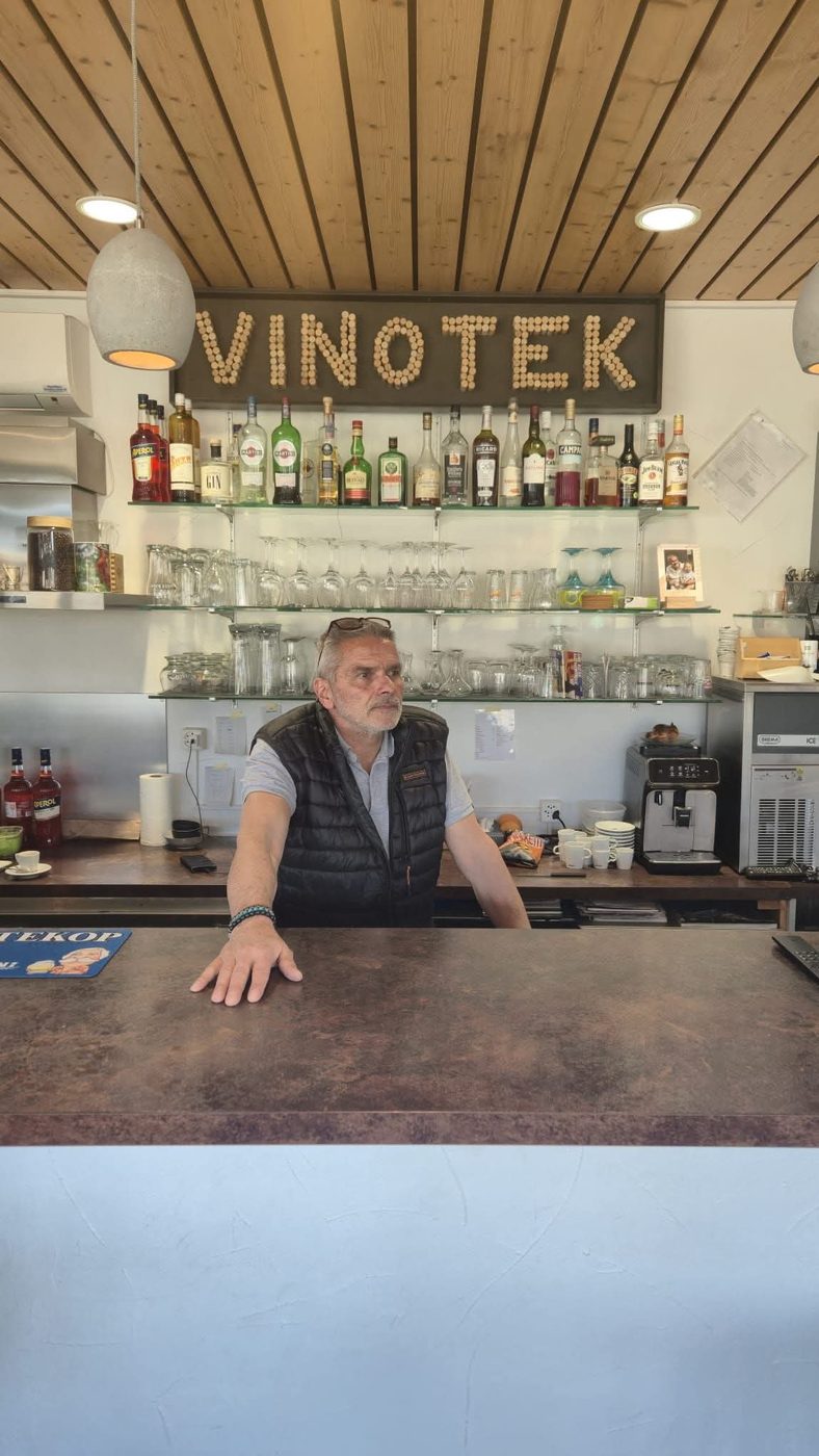 Derrière le bar, sous l'enseigne Vinotek en bouchons de liège