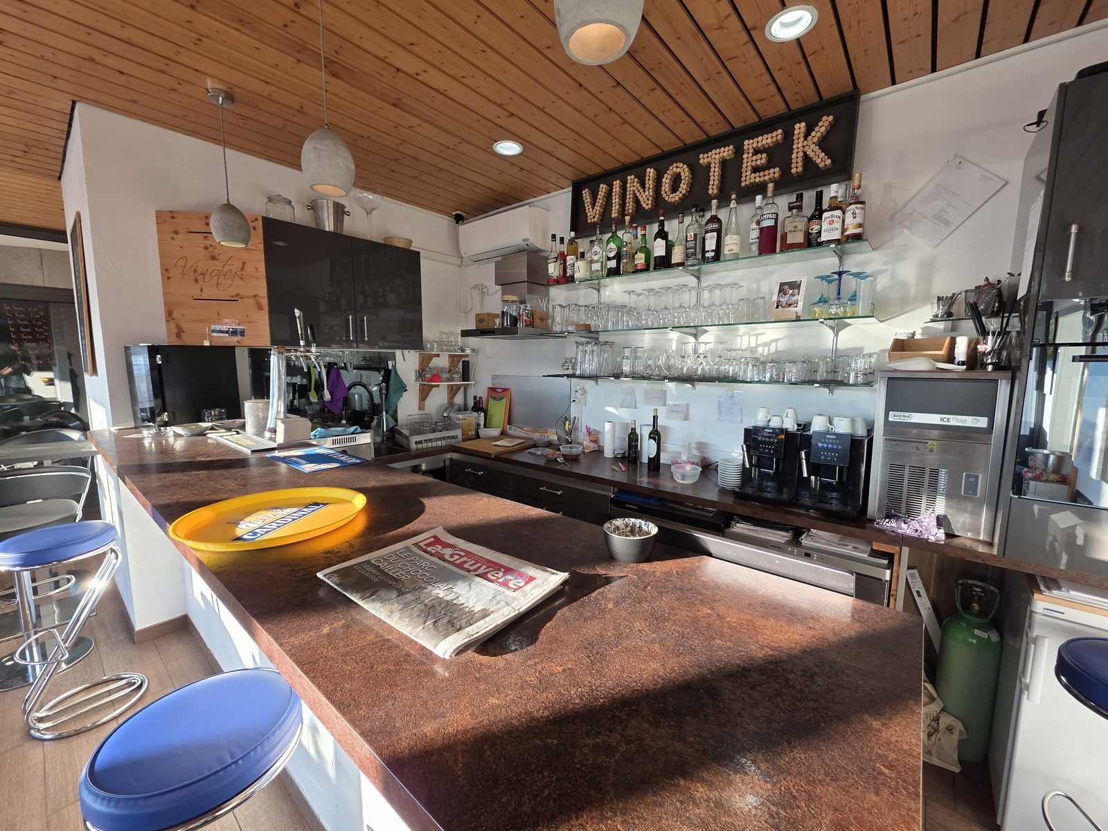 Le comptoir et les bouteilles sous l'enseigne Vinotek