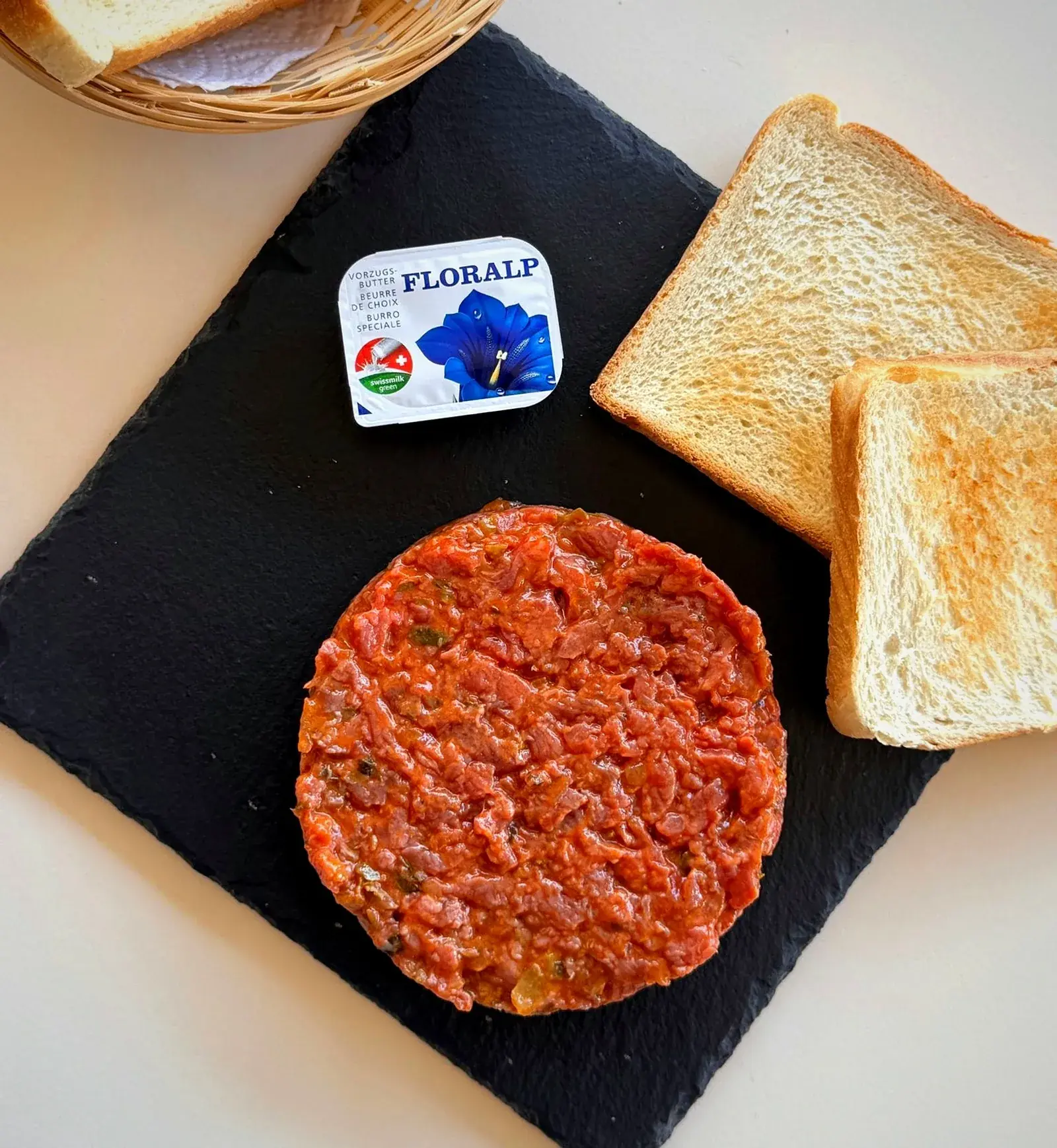 Tartare de bœuf servi avec toasts et beurre