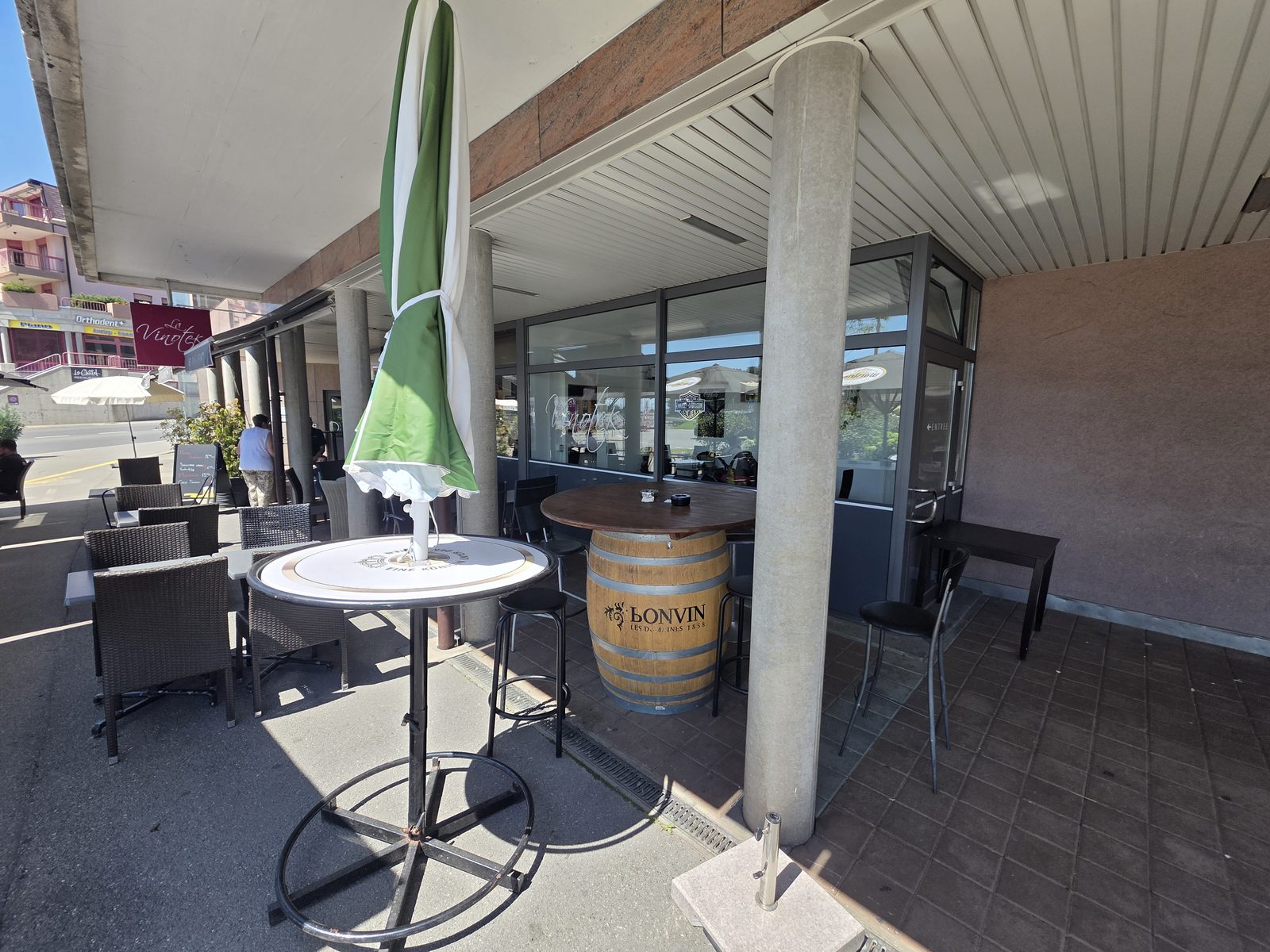 La terrasse de La Vinotek, avec sa table sur tonneau