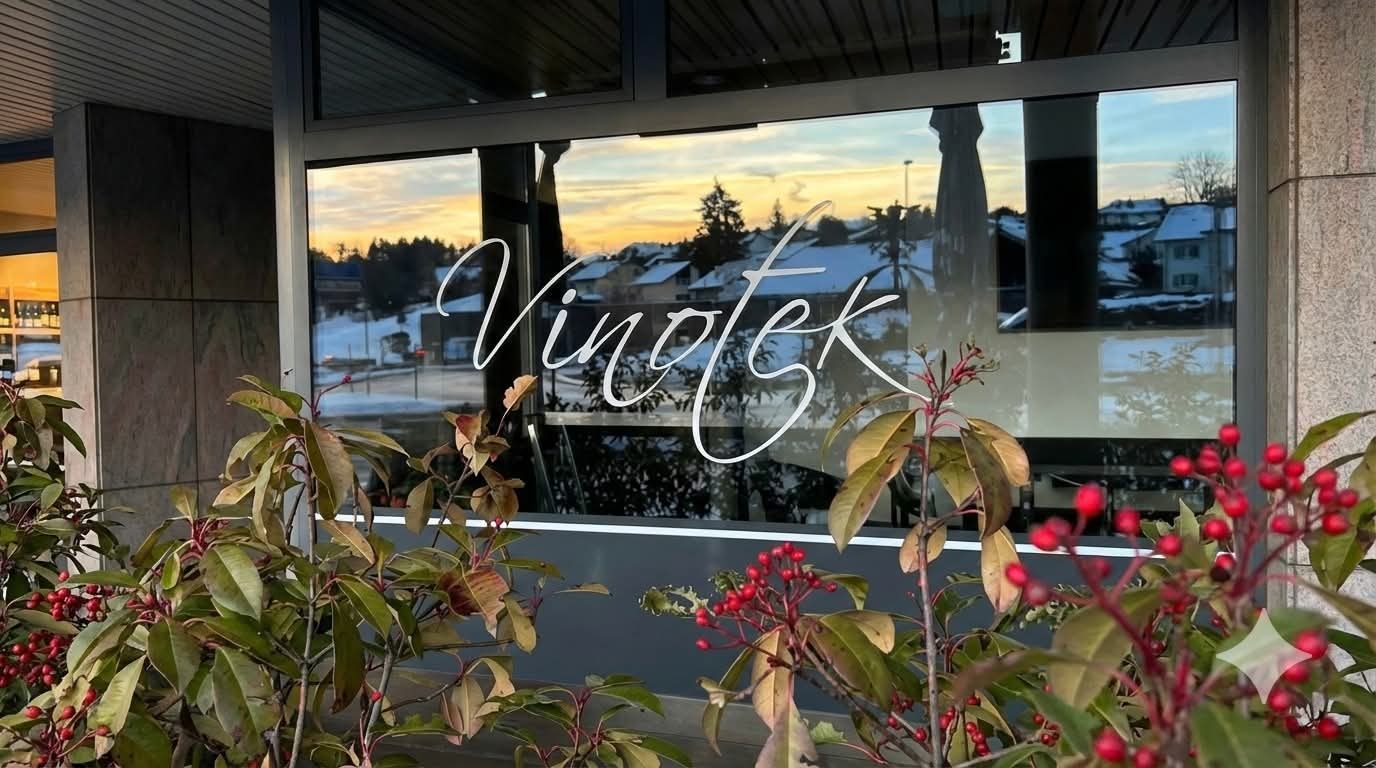 La vitrine de La Vinotek au coucher du soleil, avenue de la Gare